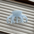 Detail der hellblauen Marmor-Haarklammer in einer gestreiften Schmuckschatulle - Blau 3+4 Kralle 10cm