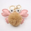 Détail du porte-clés crabe en pompon rose et marron avec anneau en métal doré brillant - Khaki