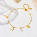 Dettaglio del bracciale in acciaio dorato con ciondoli a stella e zirconi su pietra bianca - Bracciale con Stelle e Zirconi (A608)