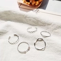 Ensemble de cinq bagues argentées minimalistes sur lin blanc avec des fleurs séchées - Collection de Cinq Bagues Minimalistes (J3)