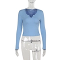 Detailweergave van de lichtblauwe top met lange mouwen, V-hals en ribtextuur - S / Blauw