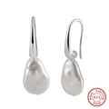 Vista macro di ganci in argento sterling S925 e orecchini con perle barocche e marchio - Placcato Platino (12mm)
