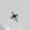 Vista dettagliata del ciondolo a croce in argento con gemma nera a forma di cuore - Nero