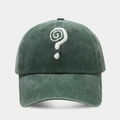 Dettaglio del ricamo punto interrogativo bianco su cappellino in tela lavata verde scuro - Verde