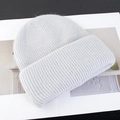Detalle de la textura gruesa de pelo de conejo y el suave tejido gris del gorro de invierno - Gris claro