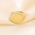 Dettaglio di un anello a sigillo in acciaio placcato oro 18K su seta color champagne - 18mm Oro (KR47940-K)