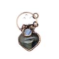 Colgante de corazón de cobre vintage con cristal azul y cuarzo rosa sobre fondo blanco puro - Colgante de Labradorita