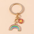 Portachiavi dorato con ciondolo a forma di arcobaleno colorato e accessorio a margherita - Margherita Rossa