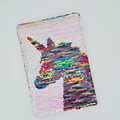 Dettaglio del taccuino con paillettes reversibili arcobaleno e motivo a unicorno - Unicorno Fantasma
