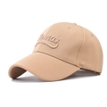 Detailansicht der beigefarbenen Baseballkappe mit hochwertiger Remax 3D-Stickerei und Textur - Verstellbar / Ramax Khaki