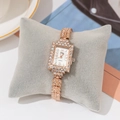 Reloj de mujer cuadrado en oro rosa con incrustaciones de cristal en un cojín de terciopelo - Caja de Oro Rosa Esfera Blanca