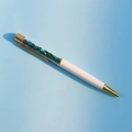 Dettaglio di una penna a sfera creativa con pietre di cristallo verdi e oro rosa - Refill Nero 14cm / Malachite