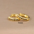 Detail von 7mm goldenen Creolen mit eingelegten schwarzen Zirkoniasteinen und Verschluss - 7mm Gold Schwarz Strass (E1014-7mm)