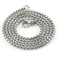 Gepolijste zilveren roestvrijstalen box-ketting met karabijnsluiting op witte achtergrond - Box ketting (ZYS503) / 2.0mm