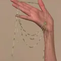 Détail d'un collier multi-rangs avec perles vert clair et cristaux sur chaînes fines - Vert-Fleur Perles