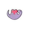Dettaglio di una spilla in smalto a forma di dinosauro viola con cuore rosa su sfondo bianco - Dinosauro Viola Che Abbraccia Un Cuore