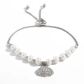 Pulsera ajustable de acero inoxidable chapado en oro 18K con perlas y dije de concha - Pulsera Ajustable de Perlas y Concha (B0714) / Color Acero