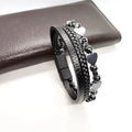 Dettaglio di un bracciale multistrato in pelle con ciondoli a cuore e chiusura magnetica - Bracciale a Cuore in Pietra Fiocco di Neve 21cm