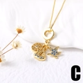 Détail du collier nautique doré avec pendentifs de voilier, de gouvernail et d'étoile de mer - Style Voilier Gouvernail Étoile de Mer Bleue (C)