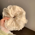 Chouchou beige en seersucker avec plis volantés et une texture vaporeuse délicate - Chouchou en Gaze Bouffante Blanche