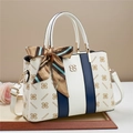 Sac à main FOSIDIRI blanc et bleu avec motif monogramme, foulard rayé et breloque dorée - Bleu