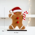 Lebkuchenmann aus Filz und Holz mit Zuckerstangen-Detail auf dunklem Sockel, 18,5 cm hoch - Großer Lebkuchenmann Stil