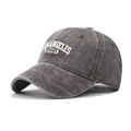 Détail de la broderie Los Angeles 1850 sur une casquette de baseball gris délavé - Café