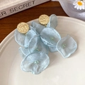 Boucles d'oreilles dorées martelées avec pétales de fleurs en organza bleu clair - Fleur en Organza Bleu Clair (Tige en Argent)
