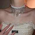 Choker in ecopelliccia bianca con fiocchi rossi e frange di strass scintillanti - 2# Collana - Nappa Floccata Rossa