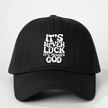 Detail der schwarzen Baseballkappe mit weißem 'IT'S NEVER LUCK' Slogan-Aufdruck - Einheitsgröße / Schwarz