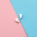 Colgantes de medio corazón en acero inoxidable plateado sobre fondo rosa y azul - Color Acero (Un Juego)
