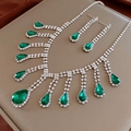 Elegante set di gioielli verde smeraldo con collana di cristallo e orecchini a goccia - Goccia d'Acqua con Strass Verdi e Nappine