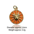 Dettaglio del ciondolo leone da 1,6cm con smalto arancione e finitura oro - Leone (Smalto Arancione)