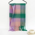 Detailansicht eines Mohair-Schals mit grün-lila-rosa Karomuster und weichen Fransen - 210cmx40cm / Lila Rosa Grün