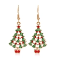 Gros plan sur les boucles d'oreilles sapin de Noël en émail rouge et vert sur alliage doré - Sapin de Noël-1