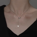 Detalle de collar de acero de titanio plateado con colgante de frijol y borla larga - Collar Etiqueta Cuadrada Frijol (H300) / Color Acero