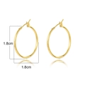 Detalle de pendientes de aro minimalistas bañados en oro de 18K con diámetro de 1,8 cm - Dorado 1.8cm