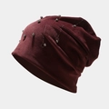 Detalle de gorro de terciopelo burdeos con cuentas plateadas y adornos de cristal - M (56-58cm) / Marrón
