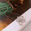 Detalle de pendientes de flor hueca plateada con incrustaciones de circonitas blancas - Collar / Plateado