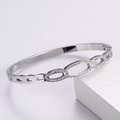 Detalle del brazalete plateado con anillos ovales entrelazados pavimentados con cristales - Cuff Bracelet / Plateado