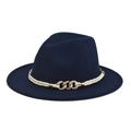 Detail eines dunkelblauen Filzhutes mit gewebtem Band und goldener Metallkette - Marineblau Mit Goldkette