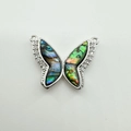 Detailansicht des 18K versilberten Schmetterling-Anhängers mit Abalone-Muschel - Vlinder met Dubbele Lus