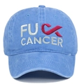 Dettaglio del ricamo bianco Fu Cancer con nastro rosa su cappello in cotone blu lavato - Azzurro