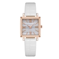 Détail d'une montre carrée en or rose avec cadran rayé gris et bracelet blanc - Blanc