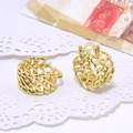 Detalle macro de pendientes en U dorados con textura de cadena, circonita y perlas finas - Pendientes de Textura de Cadena Hueca (ZYN-DME340G-1)
