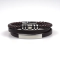 Dettaglio di un bracciale multistrato in pelle intrecciata marrone con chiusura magnetica - caffè