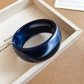 Detalle de un brazalete ancho de acrílico azul oscuro con textura de mármol y geometría - Mármol Azul
