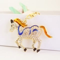 Portachiavi cavallo con cristalli scintillanti e smalto arancione su fondo bianco - Blu