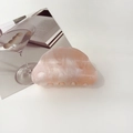 Dettaglio della pinza per capelli in acrilico marmorizzato rosa vicino a un cocktail - Testa Rotonda 8 cm / Arancione stellato
