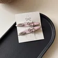 Fermagli per capelli rosa marmorizzati con motivo cane e dettagli in diamanti luce - Rosa